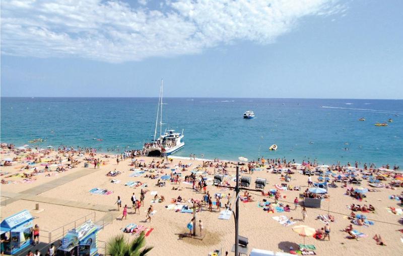 3 Bedroom Pet Friendly Apartment In Lloret De Mar - image 17
