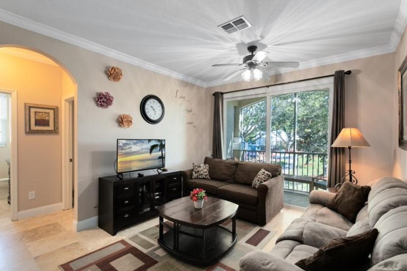 Spacious 3 bed 2 bath Condo in Gated Community - image 1