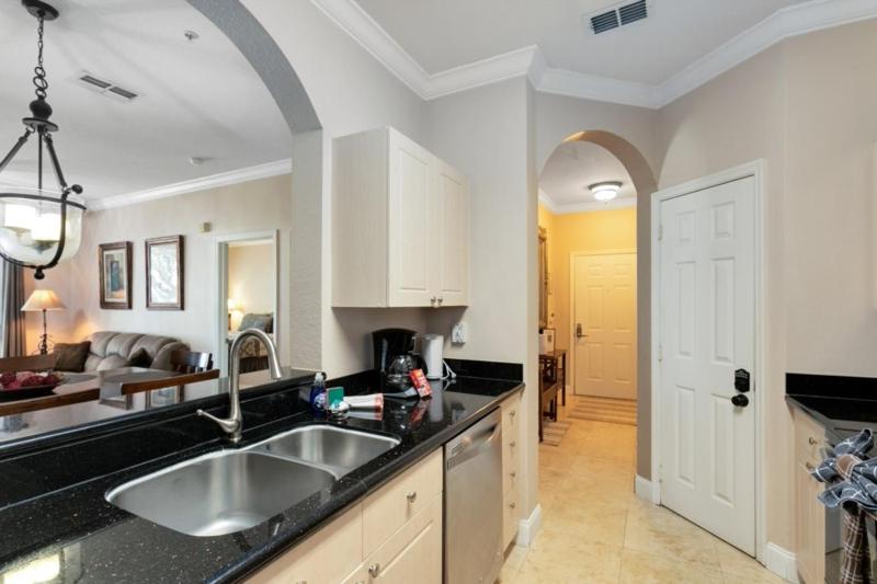 Spacious 3 bed 2 bath Condo in Gated Community - image 11