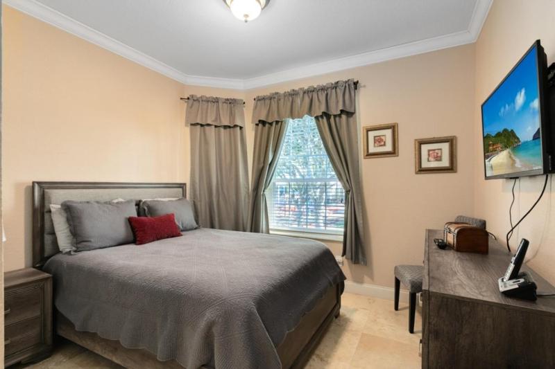 Spacious 3 bed 2 bath Condo in Gated Community - image 18
