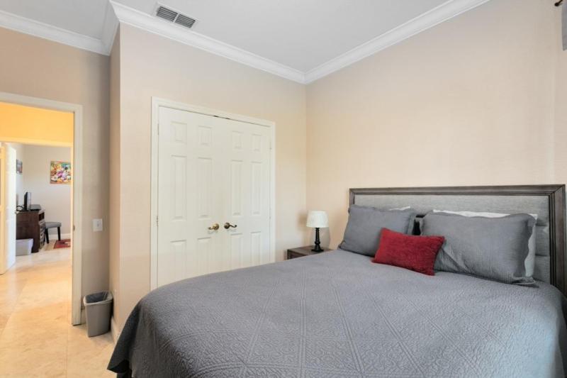 Spacious 3 bed 2 bath Condo in Gated Community - image 24