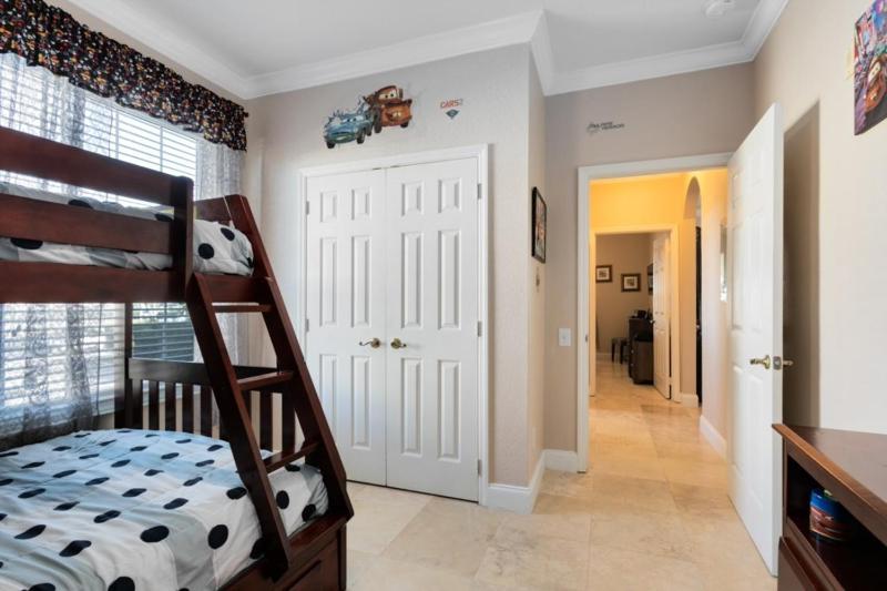 Spacious 3 bed 2 bath Condo in Gated Community - image 12