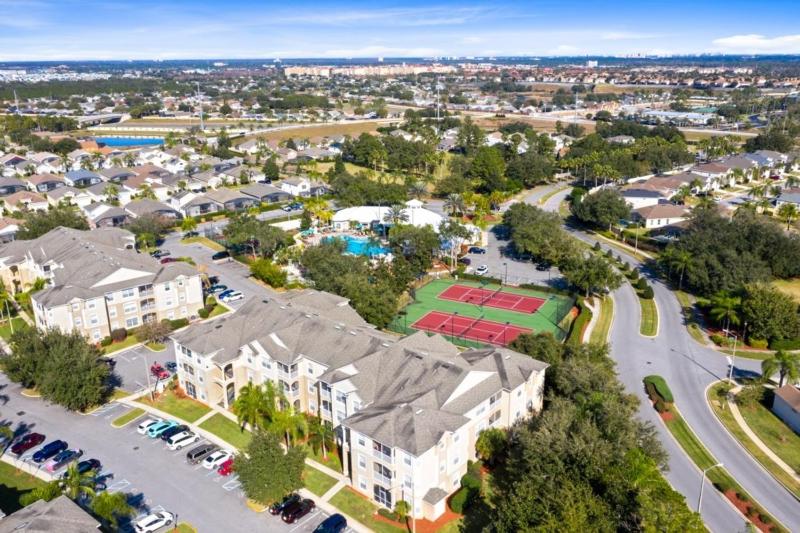 Spacious 3 bed 2 bath Condo in Gated Community - image 5