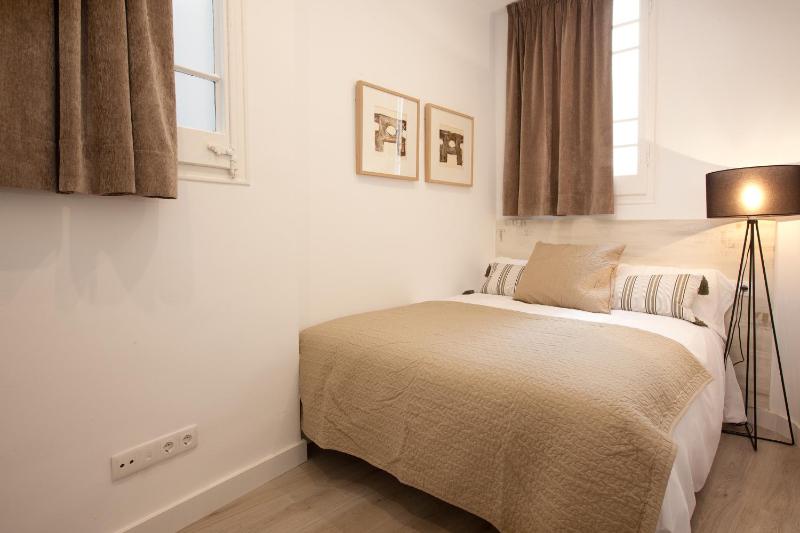 Two-Bedroom Apartment with Balcony - Green image 3