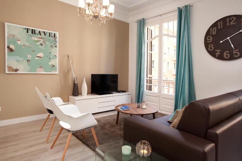 Two-Bedroom Apartment with Balcony - Green image 2