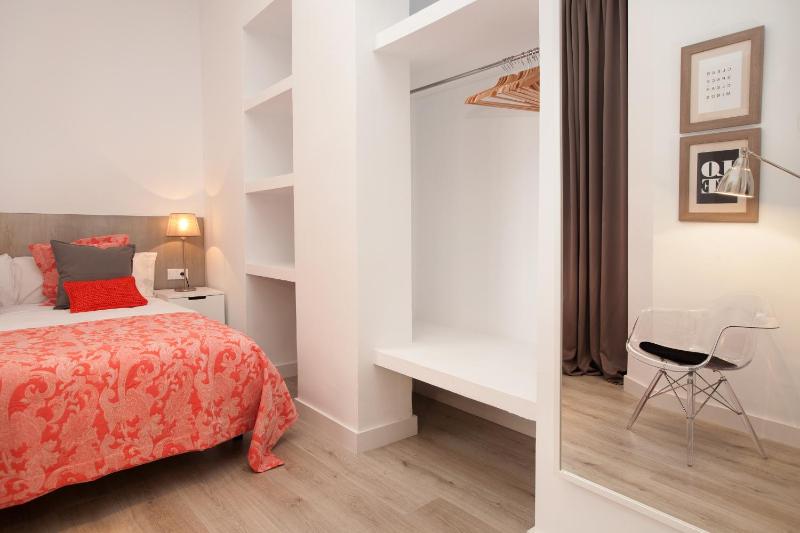 Two-Bedroom Apartment with Balcony - Green image 4