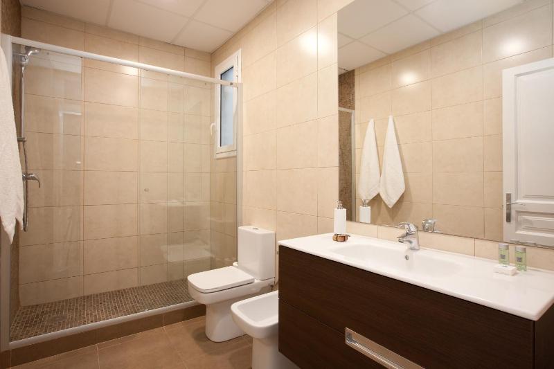 Two-Bedroom Apartment with Balcony - Green image 2