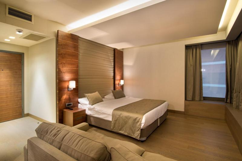 Corner Deluxe Room image 4