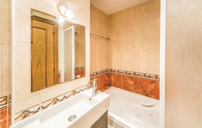 Nice Apartment In Oropesa Del Mar - image 2