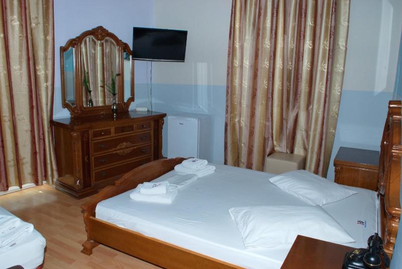 Classic Triple Room image 3