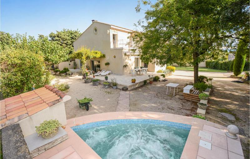 Four-Bedroom Holiday Home image 1