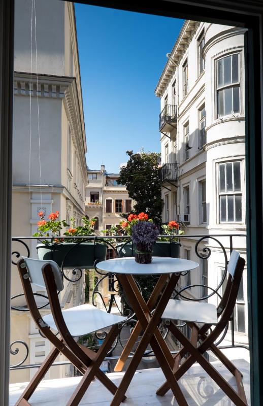 Double Room with Balcony image 3