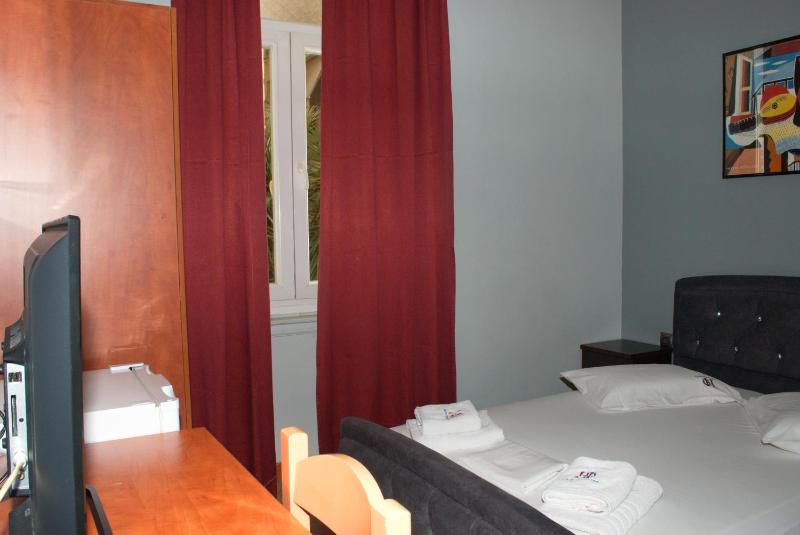 Classic Double or Twin Room image 4