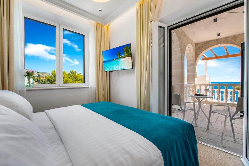 Family Room with Sea View and Terrace image 3