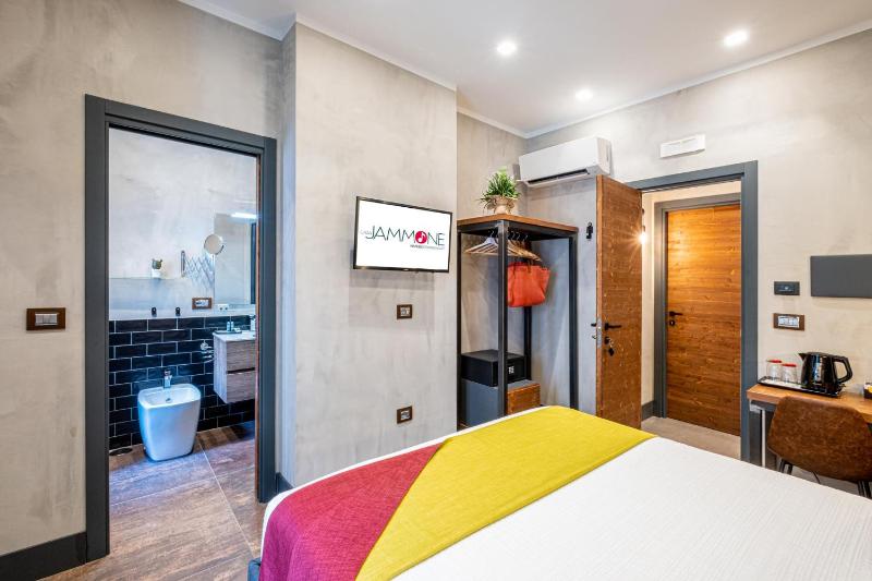 Double Room with Balcony image 3