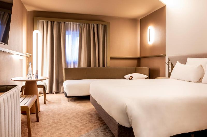 Superior Double Room with Sofa image 3