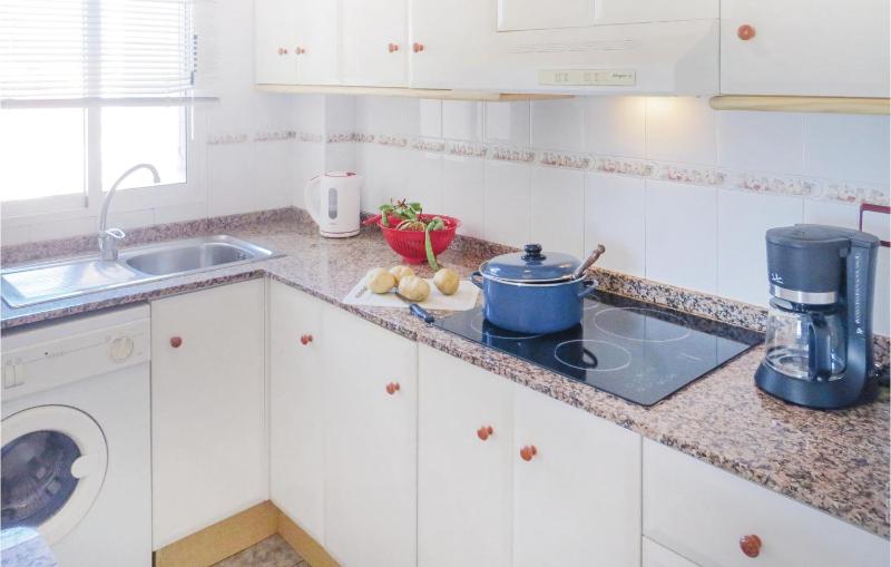 2 Bedroom Gorgeous Apartment In Torrevieja - image 5