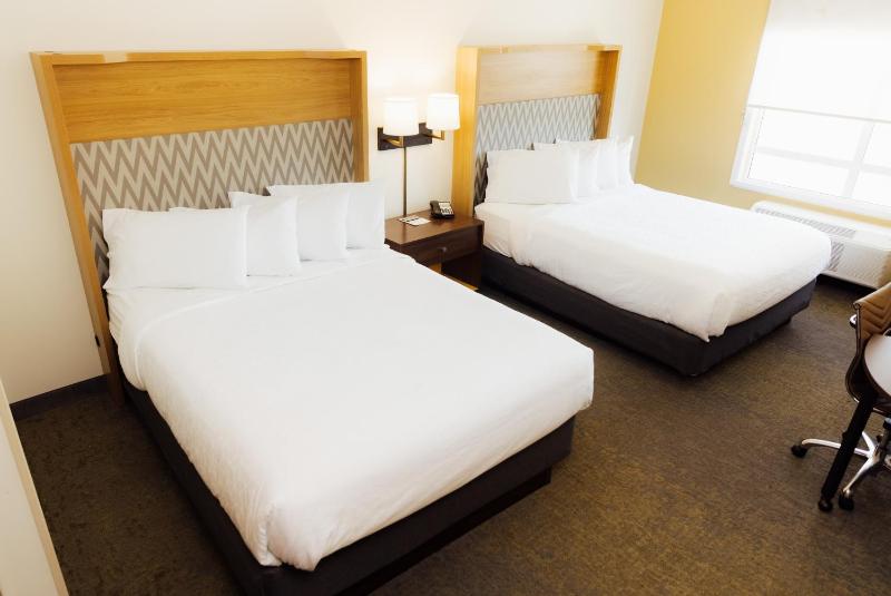 Standard Queen Room with Two Queen Beds image 4