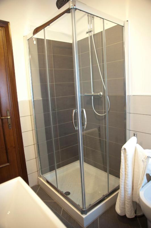 Double Room with Shared Bathroom image 4