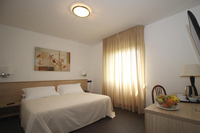 Standard Triple Room image 2