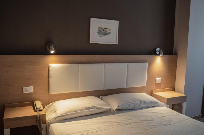 Double or Twin Room image 4