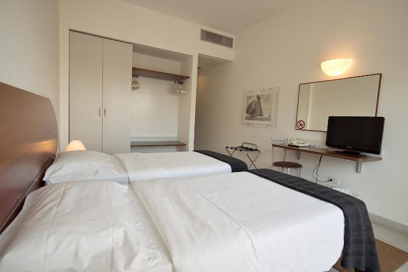 Triple Room with Terrace image 2