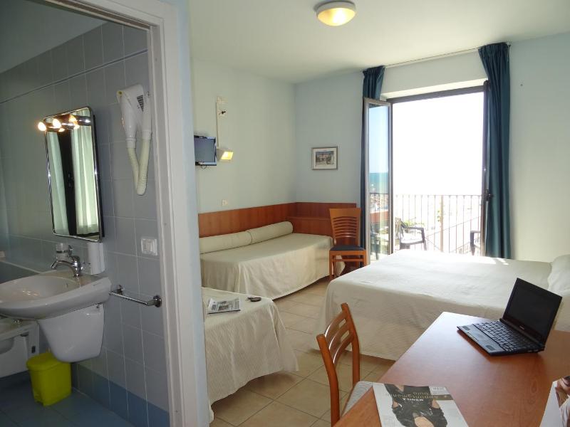 Quadruple Room with Balcony and Sea View image 1