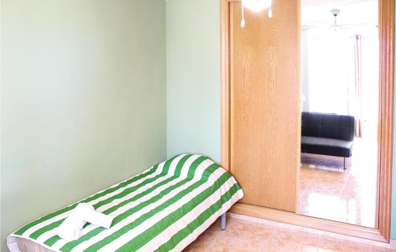Cozy Apartment In Alicante With Wifi - image 9
