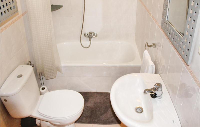 Cozy Apartment In Alicante With Wifi - image 4