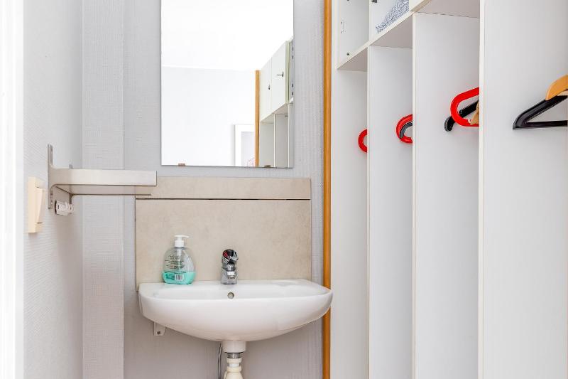 Twin Room with Shared Bathroom image 3