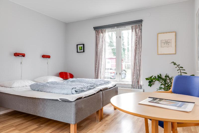 Twin Room with Shared Bathroom image 4