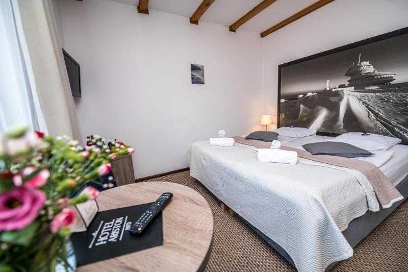 Double or Twin Room image 3