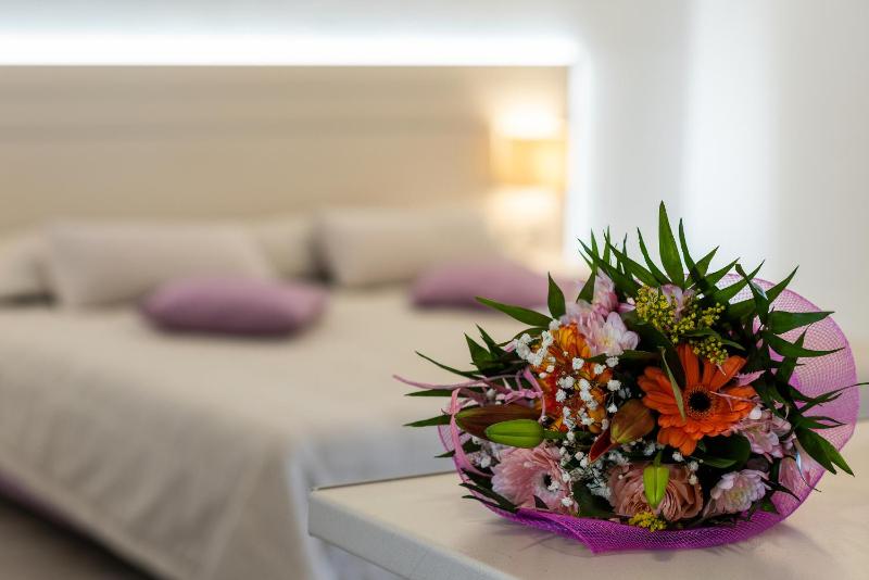 Junior Suite with Balcony image 1