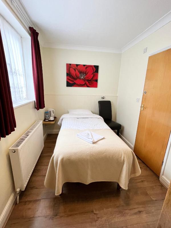 Single Room with Private Bathroom image 4