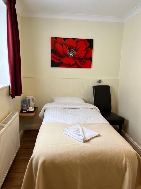 Single Room with Private Bathroom image 3