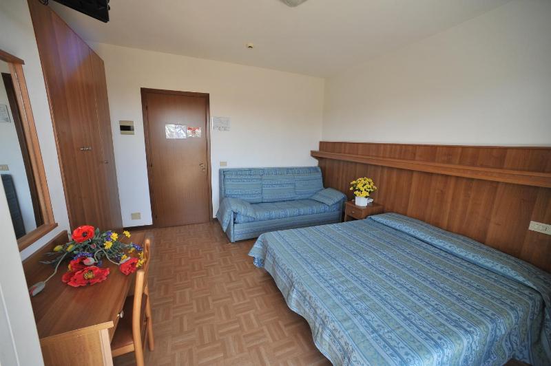 Economy Triple Room image 1