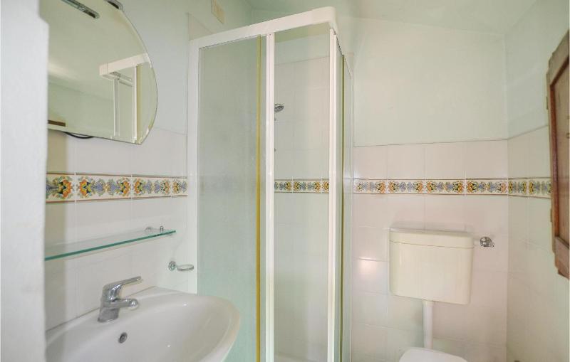 Six-Bedroom Holiday Home image 4