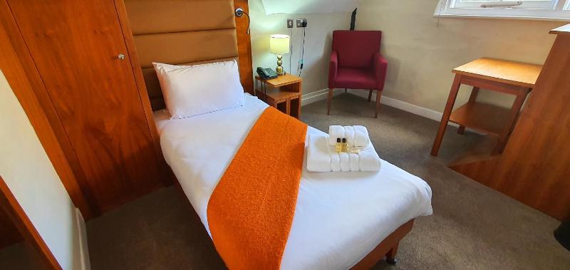 Single Room with Shared Bathroom image 1