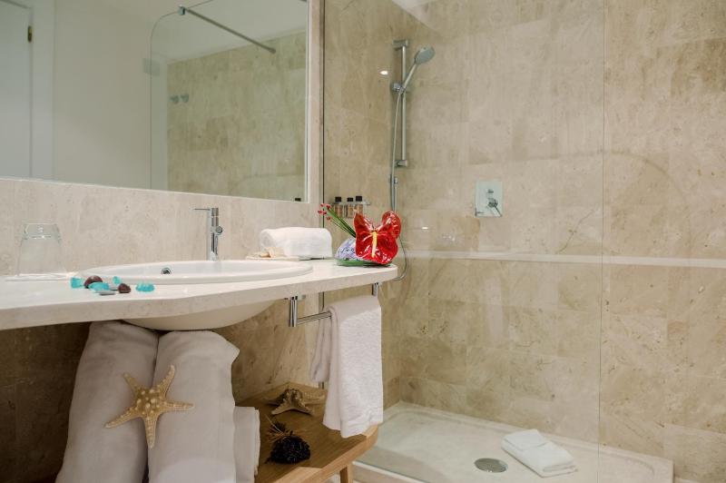 Junior Suite with Sea View image 3