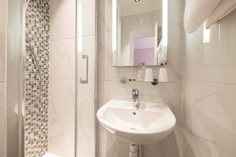 Deluxe Triple Room image 4