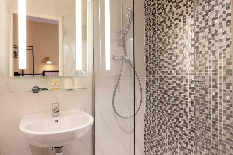 Two Connecting Double Rooms image 1