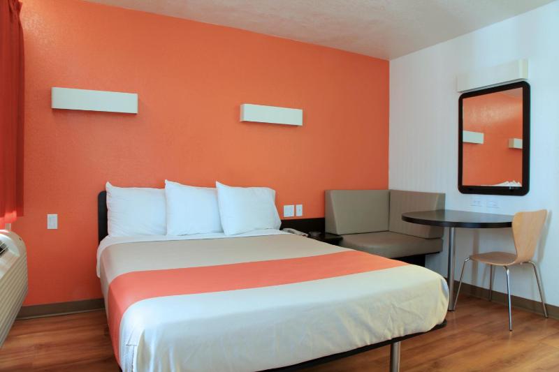 Motel 6 Scottsdale AZ - Old town Scottsdale/Fashion Square - image 6