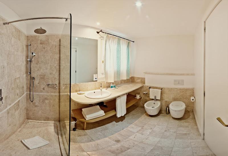 Quadruple Room image 4