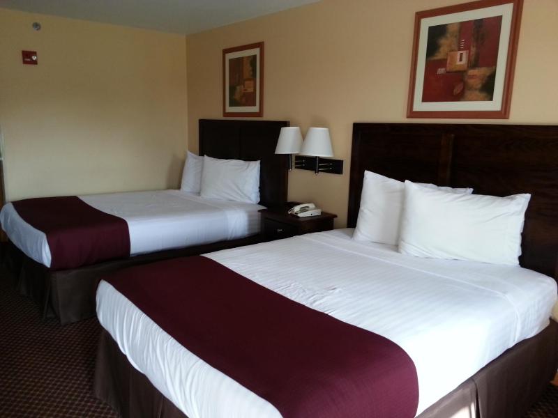 Queen Room with Two Queen Beds - Non-Smoking image 2