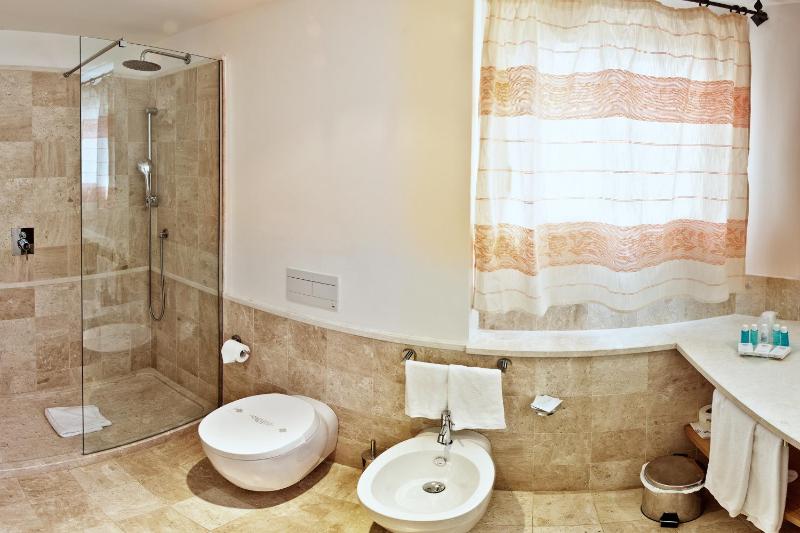 Quadruple Room image 3