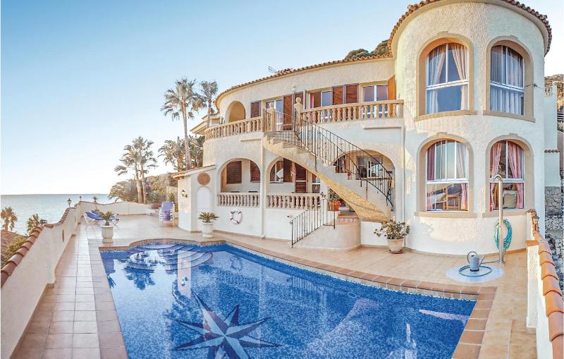 Six-Bedroom Holiday Home image 1