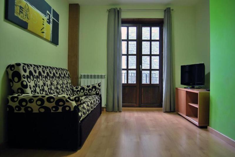Two-Bedroom Apartment (4-6 Adults) image 4