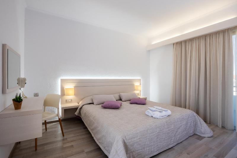Junior Suite with Balcony image 2