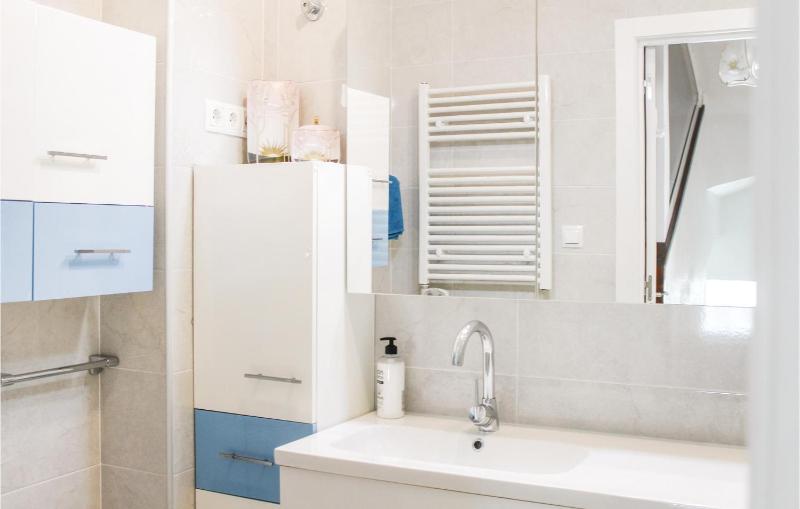 3 Bedroom Lovely Home In Torrevieja - image 5