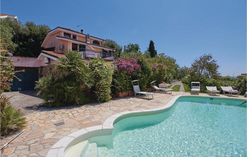 Five-Bedroom Holiday Home image 1
